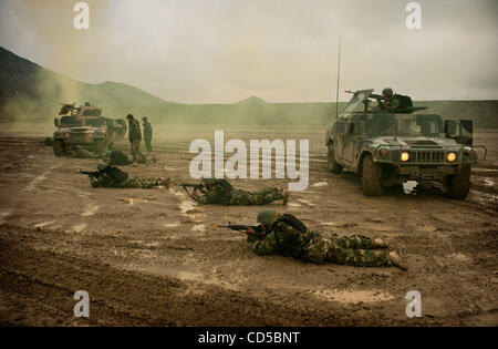 Apr 09, 2008 - Camp Morehead, Afghanistan - Commandos afghans passent par la formation de convois sous la supervision de soldats des forces spéciales de l'armée américaine. Créé il y a deux ans par les forces spéciales, les commandos ont passé de l'Armée nationale afghane a force d'élite antiterroriste d'un héros mythique Banque D'Images