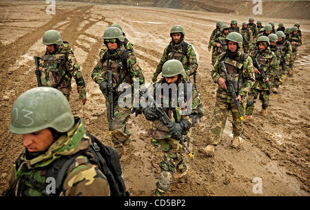 Apr 09, 2008 - Camp Morehead, Afghanistan - Commandos afghans dans un champ boueux mars pour se rendre à leurs Humvees pour formation de convoi sous la supervision de soldats des forces spéciales de l'armée américaine. Créé il y a deux ans par les forces spéciales, les commandos ont passé de l'Armée nationale afghane est eli Banque D'Images