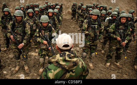 Apr 09, 2008 - Camp Morehead, Afghanistan - Commandos afghans sont donné des instructions sur la formation de convois d'un instructeur avant de passer par l'exercice. Créé il y a deux ans par les forces spéciales, les commandos ont passé de l'Armée nationale afghane a force d'élite antiterroriste mythique de Banque D'Images