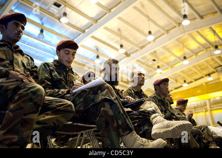 Apr 12, 2008 - Camp Hero, Afghanistan - Commandos afghans s'asseoir et écouter les instructeurs des forces spéciales de l'armée américaine lors d'un cours de formation en leadership. Créé il y a deux ans par les forces spéciales, les commandos ont passé de l'Armée nationale afghane a force d'élite antiterroriste au héros mythique Banque D'Images