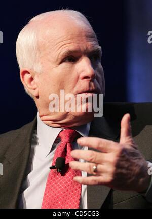 Le candidat présidentiel américain républicain le sénateur John McCain (R-AZ) parle au cours de la réunion annuelle de l'Associated Press, une partie du capital Conference 2008, au centre des congrès de Washington, 14 avril 2008 à Washington, DC.. (Photo par Ringo Chiu / Zuma Press) Banque D'Images