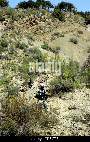 Apr 18, 2008 - La province de Paktya, Afghanistan - Un soldat de l'1-61 Cavalry Regiment, 4e Brigade Combat Team, 101e Division aéroportée, les patrouilles à pied les montagnes de Paktya province, Afghanistan, dans une zone reconnue activités insurrectionnelles. (Crédit Image : © Paul Avallone/ZUMA Press) Banque D'Images