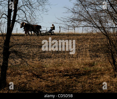 20 avr 2008 - Kindred, Dakota du Nord, USA - Wes Bettenhausen conduit son projet de chevaux tirant une charrue bas sur ses terres Samedi, 19/04/08 à l'ouest de Kindred, ND. (Crédit Image : © Bruce Crummy/ZUMA Press) RESTRICTIONS : RESTRICTIONS : * Minneapolis - Saint Paul hors de l'Homme * Banque D'Images