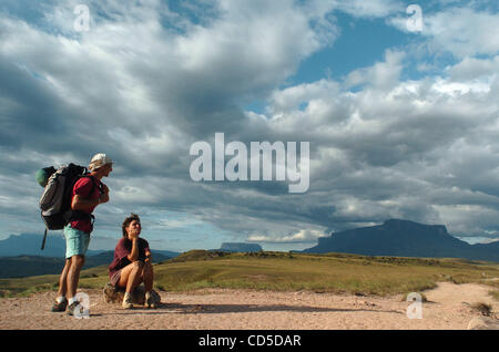 21 avr 2008 - Canaima, Venezuela - un couple français prendre une pause pendant le premier jour de leurs six jours, 70 kilomètres pour le sommet du mont Roraima, un 2 810 mètres de haut situé à la montagne dans le sud du Venezuela. Roraima, d'un autre monde avec une combinaison de pierre et de l'eau sur son sommet, est communément b Banque D'Images