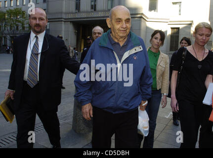 Apr 22, 2008 - Manhattan, NY, USA - BEN-AMI KADISH est interpellé et libérées sous caution au tribunal fédéral de Manhattan après son arrestation, le mardi. Kadish, 84, du New Jersey, un ancien ingénieur en mécanique de l'armée américaine, est soupçonnée de donner Israël secrets sur les armes nucléaires, d'avions de chasse et des missiles en t Banque D'Images