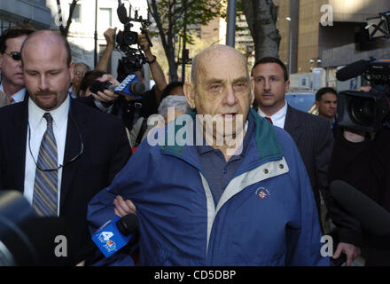 Apr 22, 2008 - Manhattan, NY, USA - BEN-AMI KADISH est interpellé et libérées sous caution au tribunal fédéral de Manhattan après son arrestation, le mardi. Kadish, 84, du New Jersey, un ancien ingénieur en mécanique de l'armée américaine, est soupçonnée de donner Israël secrets sur les armes nucléaires, d'avions de chasse et des missiles en t Banque D'Images