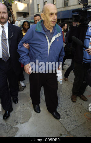 Apr 22, 2008 - Manhattan, NY, USA - BEN-AMI KADISH est interpellé et libérées sous caution au tribunal fédéral de Manhattan après son arrestation, le mardi. Kadish, 84, du New Jersey, un ancien ingénieur en mécanique de l'armée américaine, est soupçonnée de donner Israël secrets sur les armes nucléaires, d'avions de chasse et des missiles en t Banque D'Images