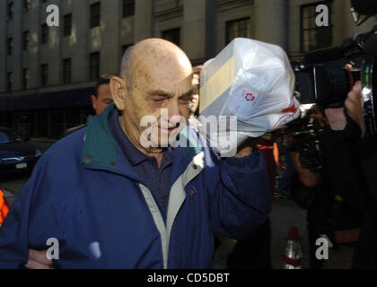 Apr 22, 2008 - Manhattan, NY, USA - BEN-AMI KADISH est interpellé et libérées sous caution au tribunal fédéral de Manhattan après son arrestation, le mardi. Kadish, 84, du New Jersey, un ancien ingénieur en mécanique de l'armée américaine, est soupçonnée de donner Israël secrets sur les armes nucléaires, d'avions de chasse et des missiles en t Banque D'Images