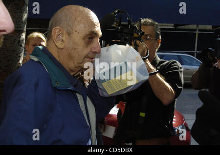 Apr 22, 2008 - Manhattan, NY, USA - BEN-AMI KADISH est interpellé et libérées sous caution au tribunal fédéral de Manhattan après son arrestation, le mardi. Kadish, 84, du New Jersey, un ancien ingénieur en mécanique de l'armée américaine, est soupçonnée de donner Israël secrets sur les armes nucléaires, d'avions de chasse et des missiles en t Banque D'Images