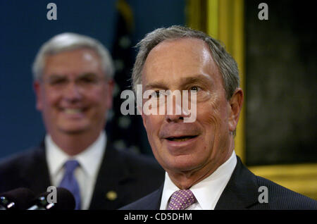 L'administrateur de l'EPA Stephen Johnson (L) regarde le maire Michael Bloomberg (R) parle. Le maire Michael Bloomberg, U.S. Environmental Protection Agency (EPA) Administrator Stephen Johnson et New York City Department of Environmental Protection (DEP) Commissaire Emily Lloyd annoncer New York Ville Banque D'Images