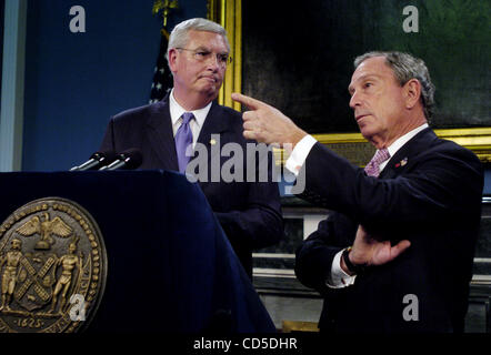 L'administrateur de l'EPA Stephen Johnson (L) regarde le maire Michael Bloomberg (R) parle. Le maire Michael Bloomberg, U.S. Environmental Protection Agency (EPA) Administrator Stephen Johnson et New York City Department of Environmental Protection (DEP) Commissaire Emily Lloyd annoncer New York Ville Banque D'Images