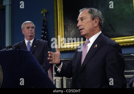 L'administrateur de l'EPA Stephen Johnson (L) regarde le maire Michael Bloomberg (R) parle. Le maire Michael Bloomberg, U.S. Environmental Protection Agency (EPA) Administrator Stephen Johnson et New York City Department of Environmental Protection (DEP) Commissaire Emily Lloyd annoncer New York Ville Banque D'Images