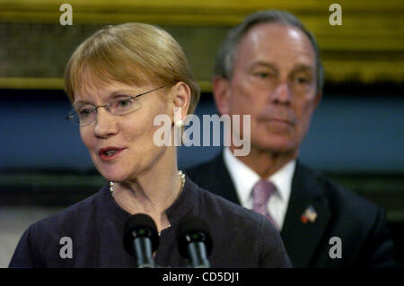 DEP Commissaire Emily Lloyd parle comme le maire Michael Bloomberg (R) regarde sur. Le maire Michael Bloomberg, U.S. Environmental Protection Agency (EPA) Administrator Stephen Johnson et New York City Department of Environmental Protection (DEP) Commissaire Emily Lloyd annoncer New York City recevrez $ Banque D'Images