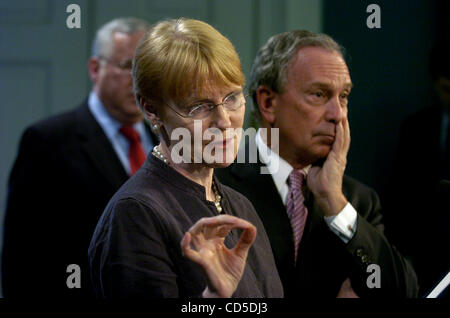 DEP Commissaire Emily Lloyd parle comme le maire Michael Bloomberg (R) regarde sur. Le maire Michael Bloomberg, U.S. Environmental Protection Agency (EPA) Administrator Stephen Johnson et New York City Department of Environmental Protection (DEP) Commissaire Emily Lloyd annoncer New York City recevrez $ Banque D'Images