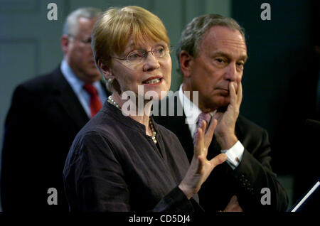 DEP Commissaire Emily Lloyd parle comme le maire Michael Bloomberg (R) regarde sur. Le maire Michael Bloomberg, U.S. Environmental Protection Agency (EPA) Administrator Stephen Johnson et New York City Department of Environmental Protection (DEP) Commissaire Emily Lloyd annoncer New York City recevrez $ Banque D'Images