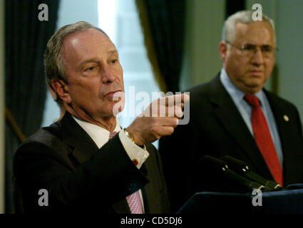 Le maire Michael Bloomberg s'exprime en tant qu'administrateur de l'EPA Alan Steinberg (R) regarde sur. Le maire Michael Bloomberg, U.S. Environmental Protection Agency (EPA) Administrator Stephen Johnson et New York City Department of Environmental Protection (DEP) Commissaire Emily Lloyd annoncer sera reçu de la ville de New York Banque D'Images