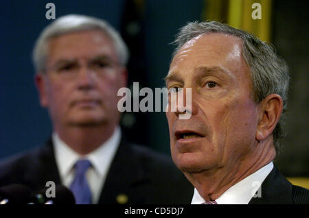 L'administrateur de l'EPA Stephen Johnson (L) regarde le maire Michael Bloomberg (R) parle. Le maire Michael Bloomberg, U.S. Environmental Protection Agency (EPA) Administrator Stephen Johnson et New York City Department of Environmental Protection (DEP) Commissaire Emily Lloyd annoncer New York Ville Banque D'Images