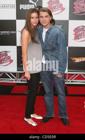 L'acteur Emile Hirsch et la date sur le coureur de vitesse Premiere tenue au Nokia Theatre, à Los Angeles. Banque D'Images