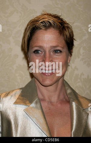 Le 30 avril 2008 - New York, New York, États-Unis - EVENT:MUSEUM OF MOVING IMAGE REND HOMMAGE À MATT BLANK/JAMES SCHAMUS.DATE : 4-30/08.Lieu : ST REGIS HOTEL. - EDIE FALCO.K57908JBU(Credit Image : Â© Judie Burstein/Photos/ZUMAPRESS.com) Globe Banque D'Images