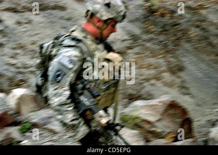 02 mai 2008 - La province de Paktya, Afghanistan - En fin d'après-midi le s.. TRAVIS Harris de la 101st Abn., se déplace rapidement la pente au cours de son peloton, patrouille dans les montagnes de l'Est de l'Afghanistan à la recherche d'observation et de la fusée de lancement de sites utilisés par la milice Anti-Coalition (ACM). Charlie Co Banque D'Images