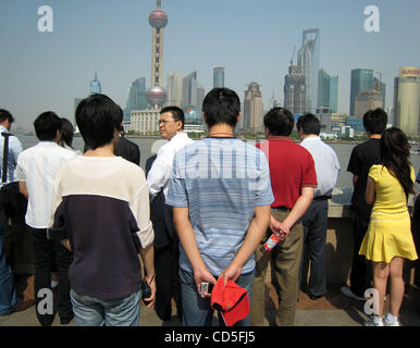 19 mai 2008 - Shanghai, Chine - Shanghai résidants, leur moment de silence le long du Bund de Shanghai. 3 minutes de silence a eu lieu à la mémoire des victimes du séisme au Sichuan & a commencé 3 jours de deuil à travers la Chine, exactement une semaine après la catastrophe. (Crédit Image : © Dvir Bar-Gal/ZU Banque D'Images