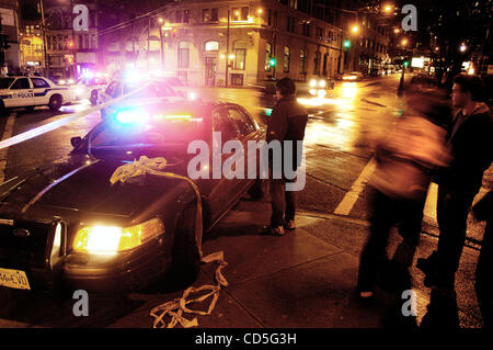 12 juin 2008 - Vancouver, Colombie-Britannique, Canada - Regard sur les piétons que l'essaim de la police le site d'un gang soupçonné le tir. L'intersection de Hastings et de la rue Cambie est de facto reconnu limite ouest de le Downtown Eastside de Vancouver, le Downtown Eastside a toujours été le centre de Van Banque D'Images