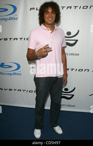 Le 14 juillet 2008 - Holmby Hills, Californie, États-Unis - Jul 14, 2008 - Holmby Hills, California, USA - Basketball player ANDERSON VAREJAO des Cleveland Cavaliers sur le 'blu' pour le tapis et Playboy pré-Blu-Ray ESPY awards Pool Party à la Playboy Mansion le lundi 14 juillet, à Holmby Hills, Californ Banque D'Images