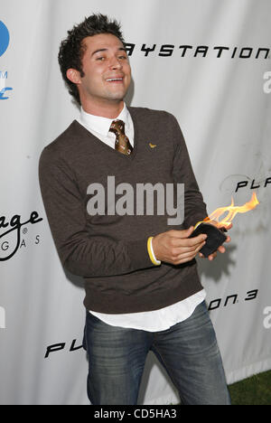 Le 14 juillet 2008 - Holmby Hills, Californie, États-Unis - Jul 14, 2008 - Holmby Hills, California, USA - TV JUSTIN effectue une personnalité crédible flaming wallet truc alors que sur le 'blu' pour le tapis et Playboy pré-Blu-Ray ESPY awards Pool Party à la Playboy Mansion le lundi 14 juillet, à Holmby Hills, C Banque D'Images