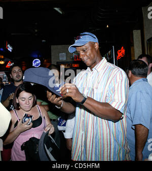 15 juillet 2008 - New York, New York, États-Unis - Darryl Strawberry regarde la partie d'étoiles du restaurant.L'hospitalité du sud sur le côté est de Manhattan, il a signé des autographes et pris des photos avec tous ses fans Ã'Â© 2008 - 7-15-08 ..K58937B Ltée(Image Crédit : Â© Bruce Cotler/Globe Photo Banque D'Images