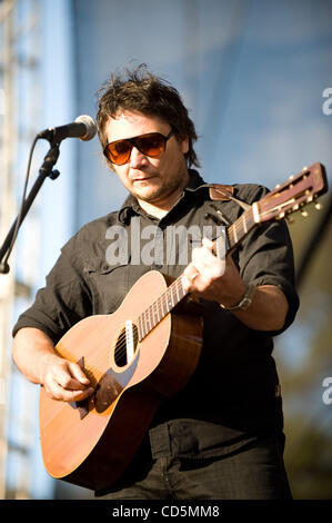 Aug 24, 2008 - San Francisco, Californie, Etats-Unis - le chanteur et guitariste JEFF TWEEDY de Wilco le groupe se produit sur scène dans le cadre de la première assemblée annuelle des terres en dehors de la Musique et Arts Festival. Les trois jours du festival, qui se déroule à la Golden Gate Park attirera des milliers de fans de musique à voir une variété o Banque D'Images