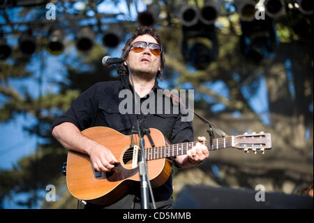 Aug 24, 2008 - San Francisco, Californie, Etats-Unis - le chanteur et guitariste JEFF TWEEDY de Wilco le groupe se produit sur scène dans le cadre de la première assemblée annuelle des terres en dehors de la Musique et Arts Festival. Les trois jours du festival, qui se déroule à la Golden Gate Park attirera des milliers de fans de musique à voir une variété o Banque D'Images