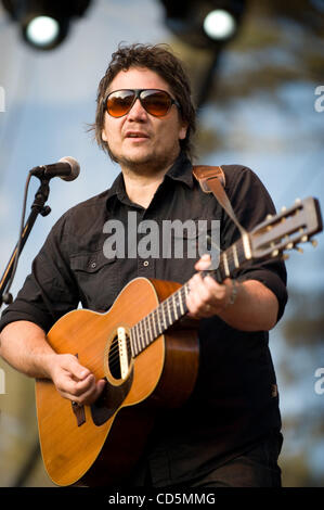 Aug 24, 2008 - San Francisco, Californie, Etats-Unis - le chanteur et guitariste JEFF TWEEDY de Wilco le groupe se produit sur scène dans le cadre de la première assemblée annuelle des terres en dehors de la Musique et Arts Festival. Les trois jours du festival, qui se déroule à la Golden Gate Park attirera des milliers de fans de musique à voir une variété o Banque D'Images