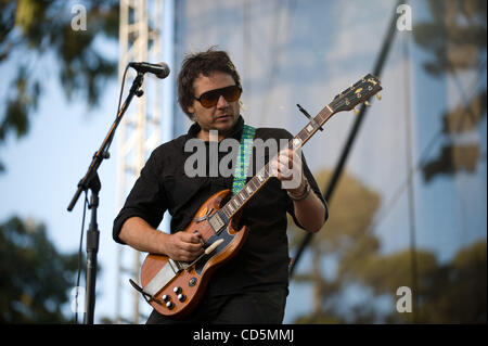 Aug 24, 2008 - San Francisco, Californie, Etats-Unis - le chanteur et guitariste JEFF TWEEDY de Wilco le groupe se produit sur scène dans le cadre de la première assemblée annuelle des terres en dehors de la Musique et Arts Festival. Les trois jours du festival, qui se déroule à la Golden Gate Park attirera des milliers de fans de musique à voir une variété o Banque D'Images