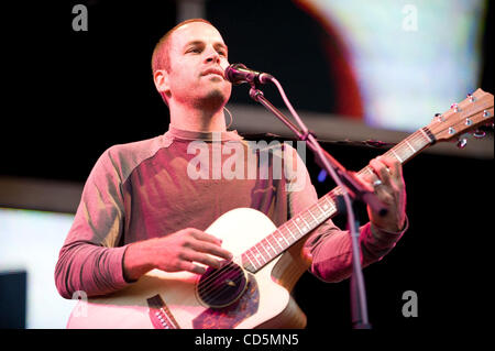 Aug 24, 2008 - San Francisco, Californie, USA - Musicien Jack Johnson se produit sur scène dans le cadre de la première assemblée annuelle des terres en dehors de la Musique et Arts Festival. Les trois jours du festival, qui se déroule à la Golden Gate Park attirera des milliers de fans de musique à voir une variété d'artistes sur plusieurs étapes. Banque D'Images