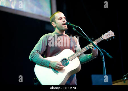 Aug 24, 2008 - San Francisco, Californie, USA - Musicien Jack Johnson se produit sur scène dans le cadre de la première assemblée annuelle des terres en dehors de la Musique et Arts Festival. Les trois jours du festival, qui se déroule à la Golden Gate Park attirera des milliers de fans de musique à voir une variété d'artistes sur plusieurs étapes. Banque D'Images