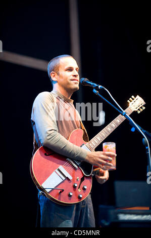 Aug 24, 2008 - San Francisco, Californie, USA - Musicien Jack Johnson se produit sur scène dans le cadre de la première assemblée annuelle des terres en dehors de la Musique et Arts Festival. Les trois jours du festival, qui se déroule à la Golden Gate Park attirera des milliers de fans de musique à voir une variété d'artistes sur plusieurs étapes. Banque D'Images