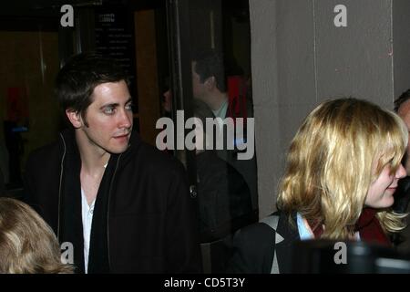 Avril 19, 2003 - New York, New York, États-Unis - K30146RM.Jake Gyllenhaal et Kirsten Dunst LAISSANT APRÈS EXÉCUTION DE 9 ANS À L'Eugene O'NEILL THEATRE, NEW YORK New York. 04/19/2003. / 2003 Crédit : Image(Â© Rick Mackler/Photos/ZUMAPRESS.com) Globe Banque D'Images