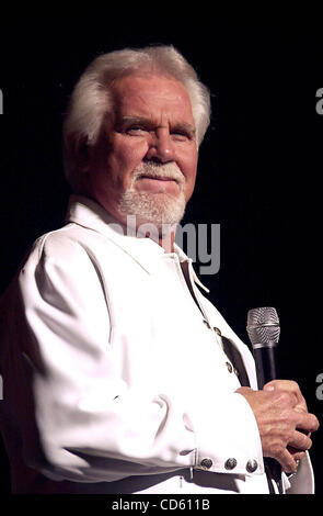 21 juin 2003 - New York, New York, États-Unis - K31334SD JKRON0621.Kenny Rogers effectuant à Foxwoods Resort Casino ...NEW YORK.. / 2003 Crédit : Image(Â© John Krondes Globe/ZUMAPRESS.com)/Photos Banque D'Images