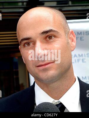 16 juillet 2003 - New York, New York, États-Unis - K31761SD ML07/16/2003. SUPERSTAR ANDRE AGASSI TENNIS ..LANCE UN NOUVEAU PARFUM POUR HOMMES-.ARAMIS LIFE .CHEZ CHRISTIE'S , New York.(Image Crédit : Â© Mitchell Levy/Photos/ZUMAPRESS.com) Globe Banque D'Images