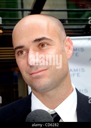 16 juillet 2003 - New York, New York, États-Unis - K31761SD ML07/16/2003. SUPERSTAR ANDRE AGASSI TENNIS ..LANCE UN NOUVEAU PARFUM POUR HOMMES-.ARAMIS LIFE .CHEZ CHRISTIE'S , New York.(Image Crédit : Â© Mitchell Levy/Photos/ZUMAPRESS.com) Globe Banque D'Images