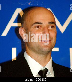 16 juillet 2003 - New York, New York, États-Unis - K31761SD ML07/16/2003. SUPERSTAR ANDRE AGASSI TENNIS ..LANCE UN NOUVEAU PARFUM POUR HOMMES-.ARAMIS LIFE .CHEZ CHRISTIE'S , New York.(Image Crédit : Â© Mitchell Levy/Photos/ZUMAPRESS.com) Globe Banque D'Images