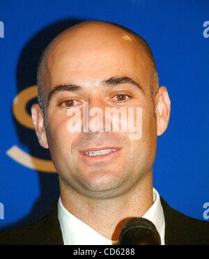 16 juillet 2003 - New York, New York, États-Unis - K31761SD ML07/16/2003. SUPERSTAR ANDRE AGASSI TENNIS ..LANCE UN NOUVEAU PARFUM POUR HOMMES-.ARAMIS LIFE .CHEZ CHRISTIE'S , New York.(Image Crédit : Â© Mitchell Levy/Photos/ZUMAPRESS.com) Globe Banque D'Images