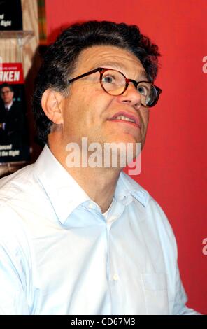 19 septembre 2003 - New York, New York, États-Unis - K32989RM.AL FRANKEN SIGNE ET PARLE DE SON NOUVEAU LIVRE ''MENSONGES : ET LE MENSONGE des menteurs qui leur disent... AFAIR ET REGARD ÉQUILIBRÉ AU BON'' SUR WALL STREET , NYC 09/19/2003.(Image Crédit : Â© Rick Mackler/Photos/ZUMAPRESS.com) Globe Banque D'Images