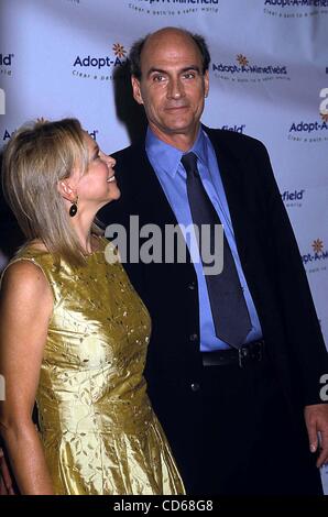 23 septembre 2003 - Hollywood, Californie, États-Unis - J8021PR.3E 'Adopt-A-Minefield" - Gala-bénéfice Beverly Hilton Hotel, Los Angeles, CA - 09/23/2003. / / 2003.JAMES TAYLOR(Image Crédit : Â© Phil Roach/Photos/ZUMAPRESS.com) Globe Banque D'Images