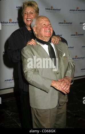 23 septembre 2003 - Hollywood, Californie, États-Unis - J8021PR.3E 'Adopt-A-Minefield" - Gala-bénéfice Beverly Hilton Hotel, Los Angeles, CA - 09/23/2003. / / 2003.Mickey Rooney(Image Crédit : Â© Phil Roach/Photos/ZUMAPRESS.com) Globe Banque D'Images