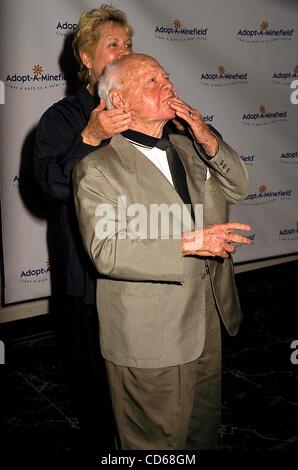 23 septembre 2003 - Hollywood, Californie, États-Unis - J8021PR.3E 'Adopt-A-Minefield" - Gala-bénéfice Beverly Hilton Hotel, Los Angeles, CA - 09/23/2003. / / 2003.Mickey Rooney(Image Crédit : Â© Phil Roach/Photos/ZUMAPRESS.com) Globe Banque D'Images