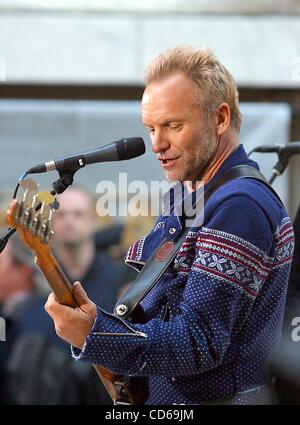 Le 2 octobre 2003 - New York, New York, États-Unis - K33203RM .STING PERFORMING ON NBC'S Today Show, Rockefeller Center, NEW YORK New York 10/02/2003 . / 2003 .STING(Image Crédit : Â© Rick Mackler/Photos/ZUMAPRESS.com) Globe Banque D'Images