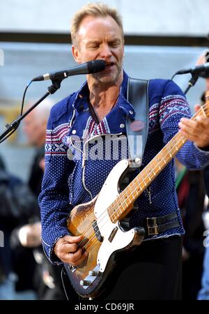 Le 2 octobre 2003 - New York, New York, États-Unis - K33203RM .STING PERFORMING ON NBC'S Today Show, Rockefeller Center, NEW YORK New York 10/02/2003 . / 2003 .STING(Image Crédit : Â© Rick Mackler/Photos/ZUMAPRESS.com) Globe Banque D'Images