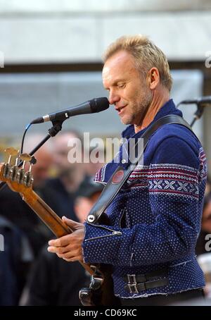 Le 2 octobre 2003 - New York, New York, États-Unis - K33203RM .STING PERFORMING ON NBC'S Today Show, Rockefeller Center, NEW YORK New York 10/02/2003 . / 2003 .STING(Image Crédit : Â© Rick Mackler/Photos/ZUMAPRESS.com) Globe Banque D'Images