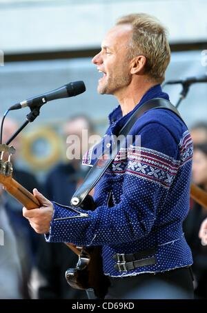 Le 2 octobre 2003 - New York, New York, États-Unis - K33203RM .STING PERFORMING ON NBC'S Today Show, Rockefeller Center, NEW YORK New York 10/02/2003 . / 2003 .STING(Image Crédit : Â© Rick Mackler/Photos/ZUMAPRESS.com) Globe Banque D'Images